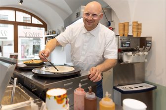 Crêperie: Neues Café im Erzgebirge lockt ins Stadtzentrum - Sebastian Seidel ist mit seiner Crêperie in den kleinen Laden mitten in die Annaberger Altstadt eingezogen. Auf die Räume, die schon längere Zeit leer standen, hatte er schon lange einen Blick geworfen.