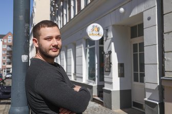 Crêpes, Pommes und Baustelle – Neues Café startet auf dem Chemnitzer Kaßberg - Gabriel Paunescu vor seinem Bober Café an der Kanzlerstraße.
