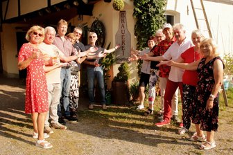 Craft-Beer und „Birnenkuchen mit Lavendel": Wie es zum vogtländischen Bauerhofkino kam - Die Gäste der 50. Kinovorführung tranken natürlich auch Bier aus der hauseigenen Brauerei.