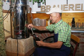 Craft-Bier-Brauerei in Waldkirchen liefert Krimi zum Nachtisch - Etwa 40 Flaschen Bier kann Johannes Meichsner pro Braudurchgang abfüllen. 