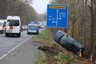 Crash auf der B 173 bei Plauen: Polizei gibt neue Erkenntnisse zur Unfallursache bekannt - Der Verkehr auf der B 173 nahe der Autobahnanschlussstelle Plauen-Ost kam am Freitagnachmittag zeitweise zum Erliegen.