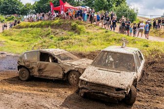 Crash-Car-Rennen in Seiffen: "Kollisionen machen unsere Sportart aus" - Eine von vielen Karambolagen in Seiffen.