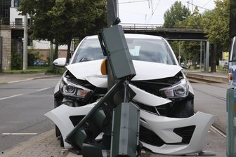 Crash mit Ampel auf der Annaberger Straße in Chemnitz - Unfall am Dienstagnachmittag auf der Annaberger Straße: Eine Pkw-Fahrerin kollidierte mit einer Straßenbahn und einem Ampelmast.