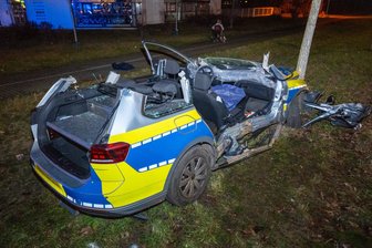 Crash mit Streifenwagen in Leipzig: Polizist aus Sachsen schwer verletzt - Ein Polizeibeamter musste aus dem Streifenwagen nach dem Crash herausgeschnitten werden.