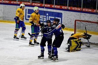 Crashers bleiben auf Playoff-Kurs - Brain Sittel (3. von links) feiert seinen Treffer zum 1:0 für die Chemnitz Crashers gegen Weißwasser. 