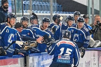 Crashers lassen zum Start nichts anbrennen - Jubel über den ersten Saisonsieg: Am Samstag gewannen die Crashers mit 5:0 gegen Niesky, am Sonntag folgte der nächste Streich. 