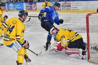 Crashers schießen sich warm - Viktor Braun (blau) erzielte beim 8:2-Erfolg der Chemnitz Crashers gegen die U23 der Lausitzer Füchse zwei Tore. 