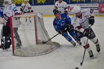 Crashers sind wieder in der Spur - Die Chemnitz Crashers um Sebastian Kneuse (in blau) konnten mit dem 6:2 gegen die Eisbären Juniors wieder einen Erfolg feiern.