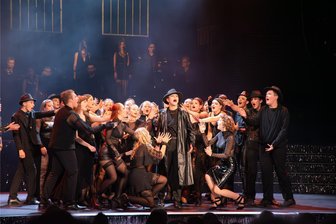 „Criminal Tango“: Gymnasium Markneukirchen begeistert in Bad Elster mit Gauner-Komödie - Schüler Alfred Seifert (Mitte) spielt die Rolle des Johnny im neuen Musical „Criminal Tango“ vom Gymnasium Markneukirchen.