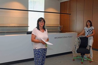 Crimitschauer Stadt-Information zieht ins Theater - Nun geht das Einräumen los: Die Mitarbeiterinnen Janet Noack (l.) und Petra Beck in der neuen Stadt- und Tourist-Information.
