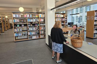 Crimmitschau: 40 Neuanmeldungen nach Eröffnung der Stadtbibliothek - Wer Bücher nicht über den Automaten ausleihen will, kann sich von Mitarbeiterin Christin Spiller helfen lassen.