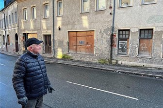 Crimmitschau: Anlieger ärgern sich über verlassene Häuser an der Jakobsgasse - Anlieger Frank Fischer blickt auf die verwaisten Häuser an der Jakobsgasse in Crimmitschau. Er hofft auf eine baldige Lösung.
