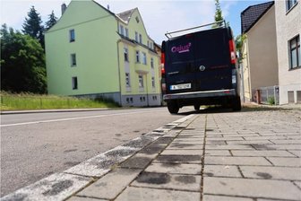 Crimmitschau: Anwohner ärgert sich über Ölflecken - Diese Ölflecken auf Parkstreifen an der Gablenzer Straße in Crimmitschau sorgen für Ärger.