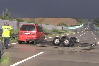 Crimmitschau: Autobahn bleibt nach Unfall eine Stunde gesperrt - Der Anhänger eines Autos hat sich am Sonntag auf der A4 überschlagen. Die Autobahn musste eine Stunden lang gesperrt werden.