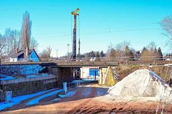 Crimmitschau: Bahnbrücke über Paradiesbach in Frankenhausen wird in Seitenlage hergestellt - Der Bau der neuen Bahnbrücke über den Paradiesbach im Crimmitschauer Ortsteil Frankenhausen kommt voran.