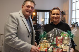 Crimmitschau: Barber Angel Heidi Weiß verweist bei Auszeichnung als „Westsächsin des Jahres“ auf Teamleistung - Heidi Weiß aus Crimmitschau, die schon länger als Mitglied der Barber Angels sozial Benachteiligten in ganz Sachsen hilft, freute über den Präsentkorb, den ihr Reporter Jochen Walther am Freitag überreichte.