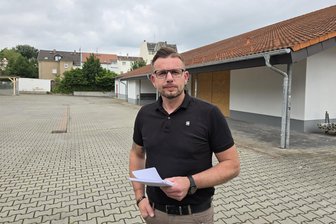 Crimmitschau: Baumarkt-Chef rechnet täglich mit etwa 300 Hobby-Handwerkern - Franchisenehmer Martin Lenk vor dem künftigen Baumarkt in Crimmitschau, dessen überdachter Eingangsbereich (im Bild vorn) mit einer elektronischen Tür komplett neu gestaltet wird. Zudem stehen auf dem Privatgrundstück mehr als 20 Parkplätze zur Verfügung.