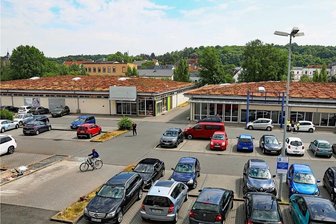 Crimmitschau bekommt ein Edeka-Center - Nach dem Abriss der beide Flachbauten soll voraussichtlich schon im kommenden Jahr ein neues Edeka-Center errichtet werden. Damit wird sich grundsätzlich auch die Parkplatzsituation verändern.