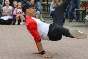 "Crimmitschau blüht" abgesagt - Im vergangenen Jahr trat Tanzcoach Christiano L. Rodriguez mit einer Breakdance-Performance auf dem Marktplatz auf.