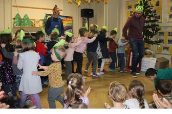 Crimmitschau boxt Erhöhung der Kita-Gebühren durch: Das müssen Eltern ab 2025 bezahlen - Auch im Crimmitschauer Kinderhaus „Sterntaler“, das von der Kinderarche Sachsen betrieben wird, greifen ab 2025 die neuen Elternbeiträge. Dort fand erst kürzlich eine kleine Feier zur Einstimmung auf die Weihnachtszeit statt.
