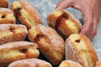 Crimmitschau: Das Kunsteisstadion wird zur Faschingshochburg - Pfannkuchen dürfen auch beim Fasching auf dem Eis im Crimmitschauer Kunsteisstadion nicht fehlen.
