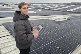 Crimmitschau: Drei Jungunternehmer aus Bayern lassen Dächer im Gewerbegebiet Geld verdienen - Jungunternehmer Valentin Klier auf dem großen Dach der Hallen, die von der Firma Grupo Antolin gemietet wurden. Das Unternehmen KWK Crimmitschau I prüft bereits, inwieweit der Strom an die dort ansässigen Firmen verkauft werden kann.