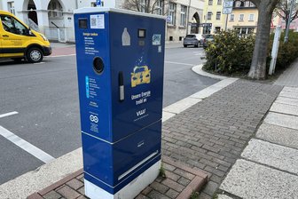 Crimmitschau: E-Ladesäule an der Friedrich-August-Straße wird ausgetauscht - Nicht nur vor dem Crimmitschauer Bahnhof, auch an der Friedrich-August-Straße gibt es eine solche Ladestation für E-Autos.