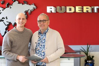 Crimmitschau: Ehemaliger Eispiraten-Profi steigt in erfolgreiches Familienunternehmen ein - Willy Rudert und sein Vater Stefan Rudert arbeiten Hand in Hand. Mit dem 24-Jährigen rückt die vierte Generation in dem Familienbetrieb nach.