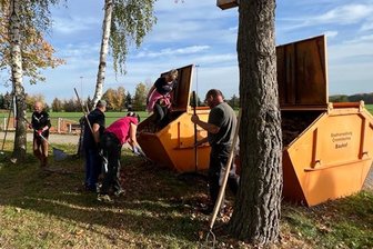 Crimmitschau: Ein ganzes Dorf räumt wieder auf - Auch beim Herbstputz Anfang November hatten die Einwohner schon zu Besen, Rechen und Schubkarre gegriffen.