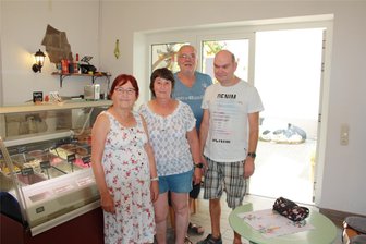 Crimmitschau: Einsatz für Menschen mit Handicap ist nicht immer ganz einfach - Martina Härtling und ihre Schwester Andrea Wunderlich sowie Dieter Härtling mit seinem Sohn Maik (von links).