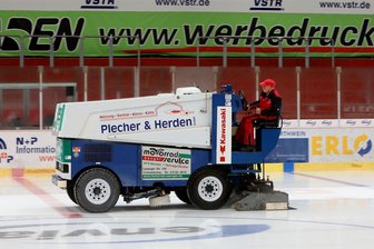 Crimmitschau: Eislaufen für jedermann ab Samstag im Kunsteisstadion - Die Eismaschinen rollen: Für die Kufenflitzer beginnt am Samstag im Sahnpark wieder die Saison.