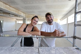 Crimmitschau: Erste Mieter schauen sich im neuen Schocken-Kaufhaus um - Susann und Tim Schnelle werden die ersten Mieter sein, die im sanierten Schocken-Kaufhaus einziehen.