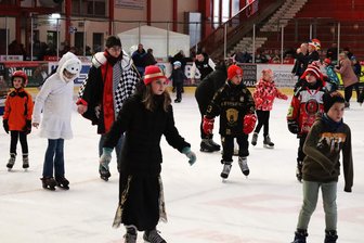 Crimmitschau feiert Eisfasching: Spiele, Musik und 500 Pfannkuchen - Konfettiregen trifft Kufen: Große und kleine Narren zeigen wieder originelle Kostüme.