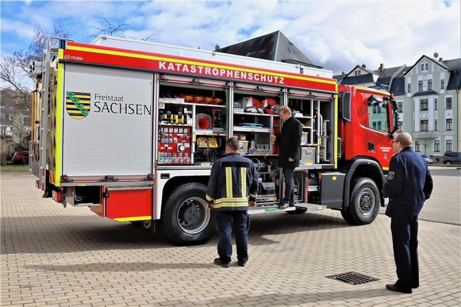 Crimmitschau: Feuerwehrleute erhalten Rüstwagen - Auch Rathauschef André Raphael (M.) inspizierte den Rüstwagen, der für die technische Hilfeleistung gedacht ist. 