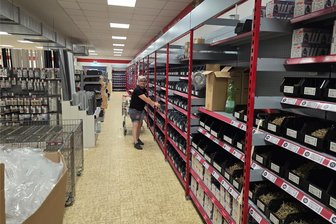 Crimmitschau: Franchisegeber schickt Experten in den neuen Baumarkt - Tatiana Wrubel vom Einrichtungsteam des Franchisegebers beim Einsortieren des Schraubensortiments.