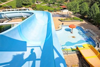 Crimmitschau: Freibäder werden für neue Saison fit gemacht - Im Freizeit- und Erlebnisbad Mannichswalde müssen unter anderem die Rutschen gereinigt und überprüft werden.