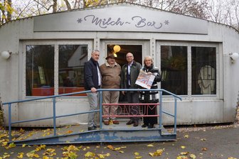 Crimmitschau: Freilichtmuseum im Ausflugsort lockt wieder mit ausziehbarem DDR-Konsum - Landrat Carsten Michaelis, Jürgen Knauss (Museum), Ralf Uthe (Sparkasse) und Angelika Hölzel (Verein) vor dem Modulbau.