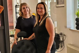 Crimmitschau: Friseurmeisterin startet in die Selbstständigkeit und kümmert sich als Barber Angels um Obdachlose - Chefin Heidi Weiß (r.) hat sich mit der Selbstständigkeit lange schwergetan. Neben vielen Freunden und Bekannten wurde sie auch von ihrer Mitarbeiterin und Freundin Anna Dietz dazu ermutigt. Nun ist es soweit: Am Montagnachmittag öffnet sie die Tür zum Salon.