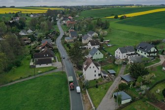 Crimmitschau: Fußwegebau in Langenreinsdorf erst im kommenden Jahr - Für mehr Sicherheit der Kinder soll 2026 ein Gehweg entlang der Ortsdurchfahrt in Langenreinsdorf gebaut werden.