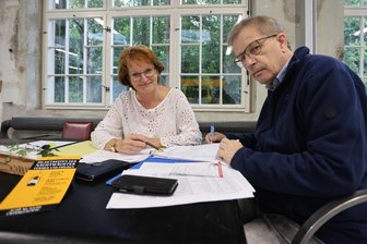 Crimmitschau: Geheimnisvolle Gestalten machen die Nacht zum Tag - Helge Klemm und Petra Prade haben am Dienstag letzte Absprachen für den Besuch der Gildemitglieder in der Pleißestadt getroffen.