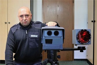 Crimmitschau geht nun mit Super-Blitzer auf Raserjagd - Größer und genauer als sein Vorgängermodell: Rathausmitarbeiter Michael Peuschel geht mit dem Super-Blitzer auf Raserjagd. 