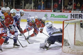 Crimmitschau gewinnt gegen Ravensburg mit 6:2: Eispiraten machen Fans ein vorzeitiges Weihnachtsgeschenk - Ladislav Zikmund trifft im Fallen zum 5:1.