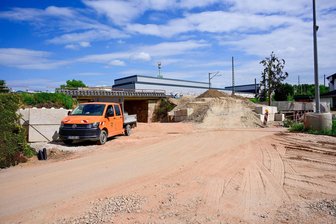 Crimmitschau gibt grünes Licht: Bauarbeiten an Bahnbrücke Paradiesweg auch nachts - Am Pfingstmontag darf auch abends an der neuen Bahnbrücke Paradiesweg gearbeitet werden.