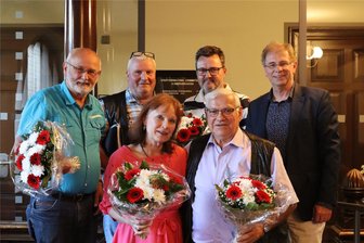 Crimmitschau: Gleich mehrere Stadträte sagen Adieu - Für den Fototermin hatten sich folgende Stadträte eingefunden: Reinhard Zill, Günther Oertel, Andreas Heuschneider, OB André Raphael (hinten, von links) sowie Barbara Gabor und Hans-Jörg Laube (vorn).