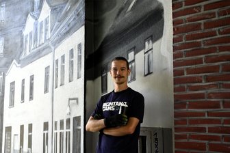 Crimmitschau: Graffitikünstler wagt sich an Bild von Straßenzug um 1916 - Graffitikünstler Robin Jahn ist nicht zum ersten Mal mit einem Projekt in Crimmitschau zu Gast.