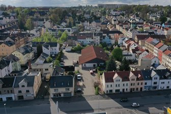 Crimmitschau greift Rücklagen an: Welche Huckelpisten in diesem Jahr ausgebaut werden - Crimmitschau aus der Vogelperspektive: Drei Straßen sollen 2026 erneuert werden.