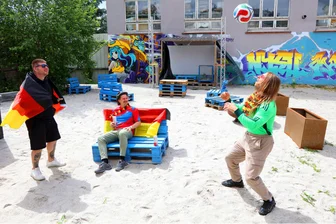 Crimmitschau hat jetzt einen Stadtstrand: So wird die ehemalige Fabrik zur Sommeroase - Zurkraft-Chef Tadeusz Pauer (Mitte) stimmt sich gemeinsam mit seinen Mitstreitern Lucas Brauer (l.) und Frank Sören Großkreutz auf den „Fußballsommer am Beach“ ein.