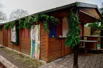 Crimmitschau: Heimatfreunde bringen Vereinsheim auf dem Gablenzer Parkteichgelände auf Vordermann - Das Innere des Vereinsgebäudes ist nun viel heller. Später sollen noch Solarmodule aufs Dach gesetzt werden.