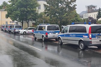 Crimmitschau in Aufregung: Polizeieinsatz nach Schussgeräusch - Mehrere Polizeiautos waren am Donnerstagnachmittag zum Einsatz nach Crimmitschau gefahren.
