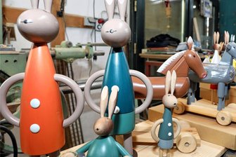 Crimmitschau: In der Tuchfabrik haben Osterhasen das Sagen - Auch der Crimmitschauer Drechsler Knut Kirsche ist erneut mit seinem Ostersortiment vertreten.